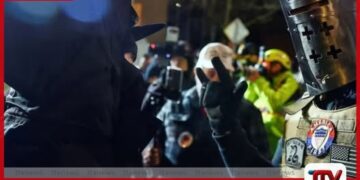 පෝට්ලන්ඩ් විරෝධතාවය අතරතුර ඇමෙරිකානු ධජයක්  ගිනිතැබීමට ගිය පුද්ගලයෙකුට ගිනි ඇවිලෙයි