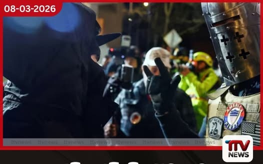 පෝට්ලන්ඩ් විරෝධතාවය අතරතුර ඇමෙරිකානු ධජයක්  ගිනිතැබීමට ගිය පුද්ගලයෙකුට ගිනි ඇවිලෙයි