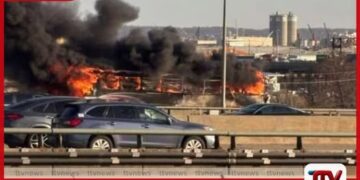 නිව් ජර්සි මහාමාර්ගයේ  මගී බස් රථයක් ගිනිබත් වෙයි