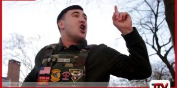 බාලවයස්කාර දැරියකට ලිංගික පණිවිඩ යැවීමේ චෝදනා මත ජේක් ලැන්ග්ගේ වැඩ තහනම් වෙයි