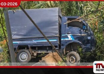 A9 මාර්ගයේ වව්නියාව මූන්රුමුරිප්පු ප්‍රදේශයේදී කුඩා ලොරි රථයක් අනතුරට ලක්වෙයි