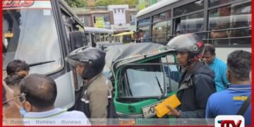 බස් රථ දෙකක් මැදින් යාමට ගිය ත්‍රිරෝද රථයක් අනතුරක