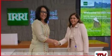 අග්‍රාමාත්‍ය හරිනි අමරසූරිය  පිලිපීනයේ ජාත්‍යන්තර වී පර්යේෂණ  ආයතනයේ නිරීක්ෂණයක