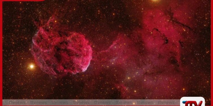 අබුඩාබි කාන්තාරයේ සිට ජෙලිෆිෂ් නෙබියුලා කැමරා ඇසට හසුකර ගනී