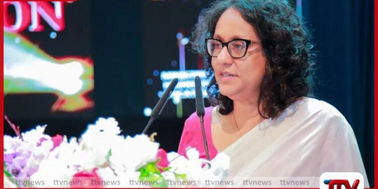 “මාධ්ය තොරතුරු කෙරෙහි විශ්වාසය බිඳවැටීම සමාජ ගිනි ඇවිළීමට හේතු විය හැකියි” – අග්රාමාත්ය හරිනි අමරසූරිය