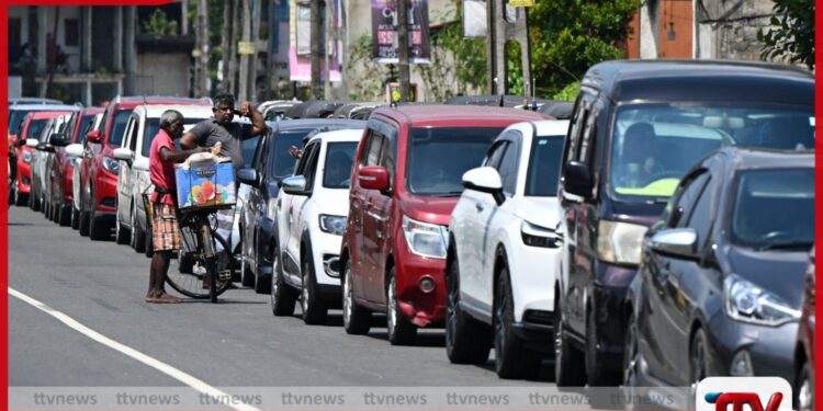 “පවතින ඉන්ධන කෝටාව වෛද්යවරුන්ට මදි” – සෞඛ්ය සේවාව බිඳ වැටීමේ අවදානමක් ඇති බවට රජයේ වෛද්ය නිලධාරීන්ගේ සංගමය (GMOA) අනතුරු අඟවයි