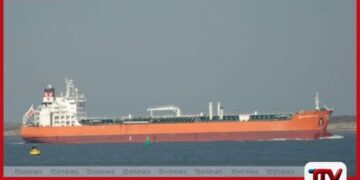 පෙට්‍රල් සහ ඩීසල් රැගත් ඉන්ධන නෞකාවක් කොළඹ වරායට – ගොඩබෑම් කටයුතු ඇරඹෙයි