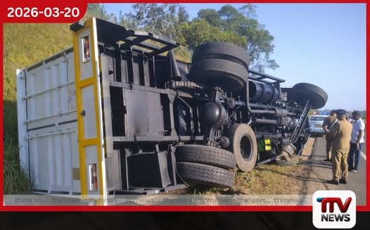 දක්ෂිණ අධිවේගී මාර්ගයේ ලොරි රථයක් පෙරළී අනතුරක්