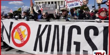 ට්රම්ප් පාලනයට එරෙහිව අමෙරිකාව පුරා ලක්ෂ සංඛ්යාත ජනතාවක් වීදි බසිති