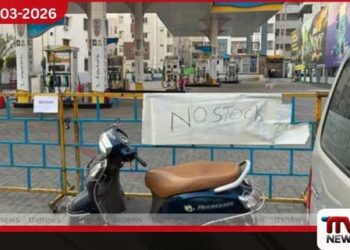 තෙලන්ගානා ප්‍රාන්තයේ ඉන්ධන හිඟයක් පිළිබඳ බියෙන්  ජනතාව කලබලයට