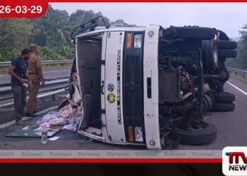 දක්ෂිණ අධිවේගී මාර්ගයේ 41 වන කිලෝමීටර් කණුව අසල ලොරි රථයක් පෙරළෙයි