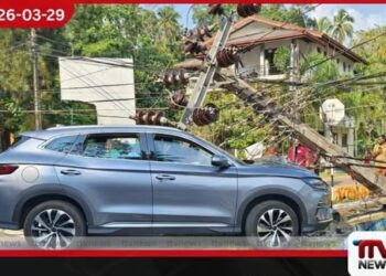 කෑගල්ල අඹන්පිටියේදී BYD මෝටර් රථයක් විදුලි කණුවක ගැටෙයි රථයට දැඩි හානි