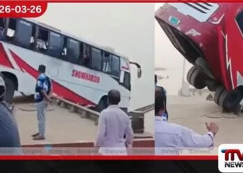 බංග්ලාදේශයේදී බස් රථයක් ගඟකට පෙරළී පුද්ගලයින් 16 දෙනෙකු ජීවිතක්ෂයට