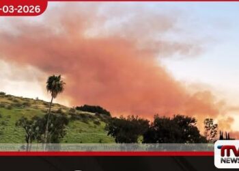 සැන් ඩියාගෝ ප්‍රාන්තයේ සැන්ටි ලැව්ගින්න ප්‍රදේශය පුරා යන දුමාරයත් සමඟ ආරක්ෂක අංශ සීරුවෙන්