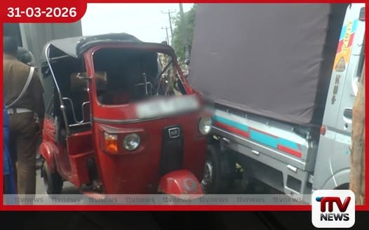 සූරියවැවදී ත්රීවීලරයක් ලොරි දෙකක ගැටී මෙහෙණින් වහන්සේලා තිදෙනෙකුට බරපතළයි