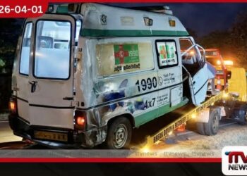 ආණමඩුවේදී 1990 සුවසැරිය ගිලන් රථයක් පෙරළෙයි