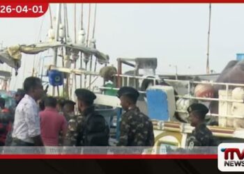 මත්ද්‍රව්‍ය රැගත් බහුදින ධීවර යාත්‍රාවක්  නාවික හමුදාව විසින්  අත්අඩංගුවට ගෙන  දික්ඕවිට වරායට රැගෙන එයි