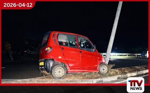 හම්බන්තොටදී මෝටර් රථයක් විදුලි කණුවක ගැටී අනතුරක්
