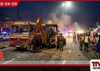 හම්බන්තොටදී ලංගම බසයක්  බැකෝ යන්ත්‍රයක ගැටෙයි