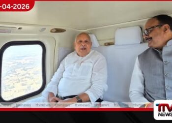 උත්තර ප්‍රදේශ් නියෝජ්‍ය මහ ඇමති  බ්‍රජේෂ් පතාක් සහ කෘෂිකර්ම අමාත්‍ය  සූර්ය ප්‍රතාප් ෂාහි බෝග හානිය පිළිබඳ  ගුවන් නිරීක්ෂණයක නිරත වෙයි