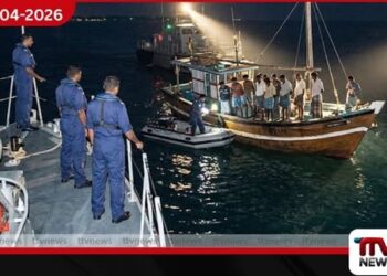 මෙරට මුහුදු සීමාවේ  අනවසරයෙන් ධීවර කටයුතු කළ  ඉන්දීය ධීවරයින් 12ක්  නාවික හමුදා භාරයට