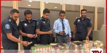 රුපියල් ලක්ෂ 39ක් වටිනා  නීතිවිරෝධී දුම්වැටි සමඟ  චීන ජාතිකයෙකු රේගු දැලට