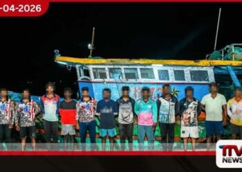 මෙරට මුහුදු සීමා පැන්න ඉන්දීය ධීවරයින් 12ක් නාවික හමුදා අත්අඩංගුවට