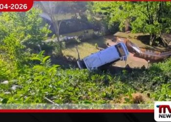 නෝටන්බ්‍රිජ්හිදී  වෑන් රථයක් අඩි 20ක ප්‍රපාතයකට පෙරළෙයි තිදෙනෙකුට තුවාල