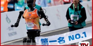 තාක්ෂණික දියුණුව විදහා පාමින්  චීනයේ මානුෂ රූපී රොබෝවරු  අර්ධ මැරතන් තරගයකට සැරසෙති