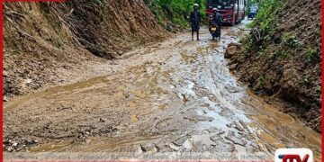 සොරණාතොට මාර්ගයට පස්කඳු කඩා වැටේ රථවාහන ධාවනය  ඇණහිටී