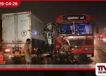 දක්ෂිණ අධිවේගී මාර්ගයේ  බස් රථයක් සහ  ලොරි රථයක් ගැටෙයි