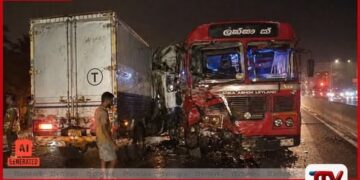 දක්ෂිණ අධිවේගී මාර්ගයේ  බස් රථයක් සහ  ලොරි රථයක් ගැටෙයි