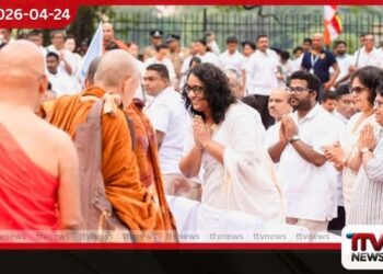 මහනුවර දළදා සමිඳුන් අභියසින්  ඇරඹුණු විශේෂ මෙහෙයුම  අග්‍රාමාත්‍යවරියත් නොසිතූ  මොහොතක වීදි බසී