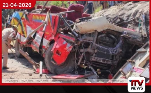 ඉන්දියාවේ බිහිසුණු බස් රථ අනතුරක්