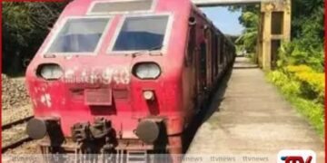 මුහුදුබඩ දුම්රිය මාර්ගයේ ගමනාගමනයට  එල්ල වූ මරු පහර “සාගරිකා” පීලි පැනීමෙන්  මගීන් දැඩි අසීරුතාවයක