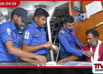 නාවික හමුදාව  අනතුරකට පත් ධීවරයෙකු කඩිනමින්  ගොඩබිමට රැගෙන එයි