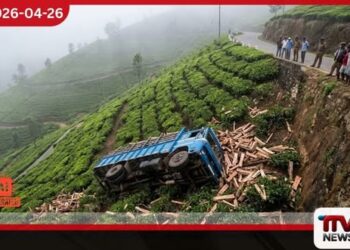 වැල්ලවායේ සිට ආ  දර ලොරිය හැටන්හිදී අඩි 100ක ප්‍රපාතයකට  රියදුරු සහ සහයකයාගේ  තත්ත්වය බරපතලයි