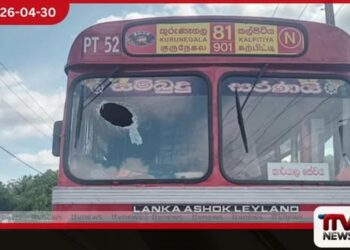 කාර්යාල බස් රථයකට  බෝතල් ප්‍රහාරයක් රියදුරුගේ සූක්ෂ්මතාවයෙන්  මගීන් 50කගේ ජීවිත බේරෙයි