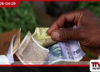 තෙල් මිල ඉහළ යෑම සහ  ඩොලර් ඉල්ලුම හමුවේ  ඉන්දීය රුපියල තවදුරටත්  පහත වැටෙයි