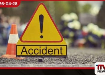 ධාවනය වූ ත්‍රීරෝද රථයේ  රෝදයක් ගැලවී ගොස්  ලොරියක ගැටෙයි