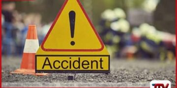 ධාවනය වූ ත්‍රීරෝද රථයේ  රෝදයක් ගැලවී ගොස්  ලොරියක ගැටෙයි