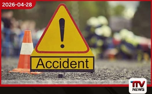 ධාවනය වූ ත්‍රීරෝද රථයේ  රෝදයක් ගැලවී ගොස්  ලොරියක ගැටෙයි