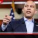 Hakeem Jeffries ‘Maximum Warfare’ ප්‍රකාශය  දැඩි ලෙස ආරක්ෂා කරයි