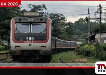 ‘දිට්වා’ ආපදාවෙන් පසු  පේරාදෙණියේ සිරවූ දුම්රිය  තවමත් අතරමංව