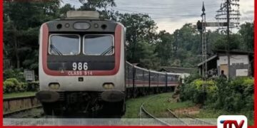 ‘දිට්වා’ ආපදාවෙන් පසු  පේරාදෙණියේ සිරවූ දුම්රිය  තවමත් අතරමංව