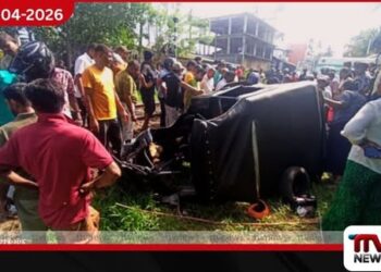 ත්‍රිරෝද රථයක් දුම්රියේ ගැටීමෙන්  පියා සහ පුතාට බරපතල තුවාල
