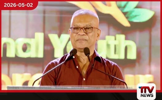 දෑකැත්තයි මිටියයි, රතු කොඩියයි තමයි  මැයි දිනේ සැමරුම් ලාංඡනය  කොළ පාට කොඩි දාලා මැයි දිනය කරන්න බෑ