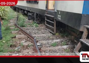 දෙමටගොඩදී දුම්රියක් පීලි පනී දුම්රිය ගමන් වාර කිහිපයක් ප්‍රමාදයි