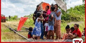 වැටුප් නොගෙවීමට එරෙහිව  උණබම්බු ගේට්ටුකරුවෝ  හුණුගල් දුම්රිය නතර කරති