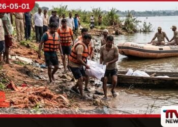 නර්මදා නදියේ බෝට්ටු අනතුරෙන්  අවසන් මොහොතේත් දරුවා වැළඳගෙන සිටි මවකගේ සිරුර හමුවේ